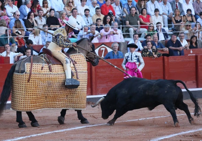 Buenasuerte acudiendo al caballo que montó Germán González en la única vara que tomó.